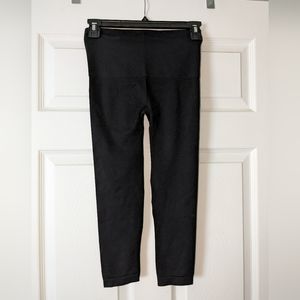 ASSETS BY SPANX BLACK Compression Capri Leggings Womens Small